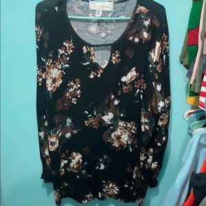 Black key hole tunic with flowers